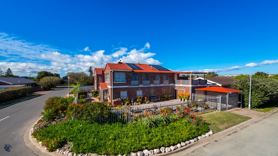 5 Bedroom Property for Sale in Middedorp Western Cape